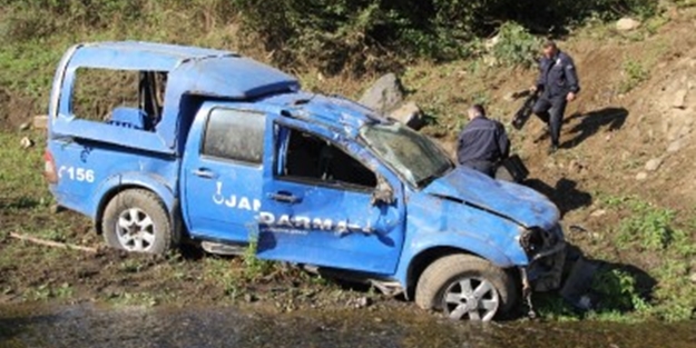 Askeri araç uçuruma yuvarlandı
