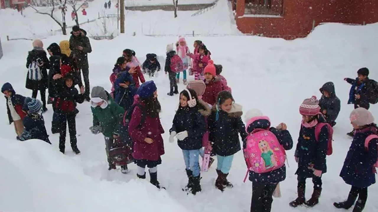 Samsun'da bazı ilçelerde kar yağışı nedeniyle eğitime 1 gün ara verildi