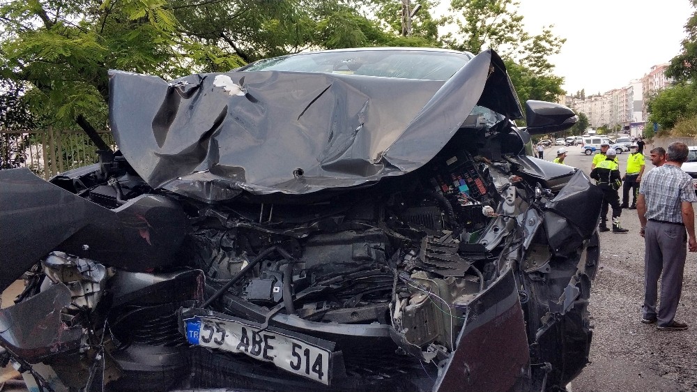 Samsun’da belediye otobüsü ile çarpışan otomobilin sürücüsü ağır yaralandı 