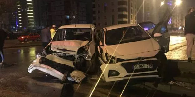 Samsun'da bir araç polis aracına çarptı
