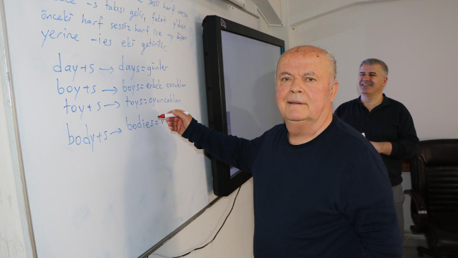 Samsun'da bir dedenin azim dolu hikayesi: Torunuyla konuşabilmek için İngilizce öğreniyor