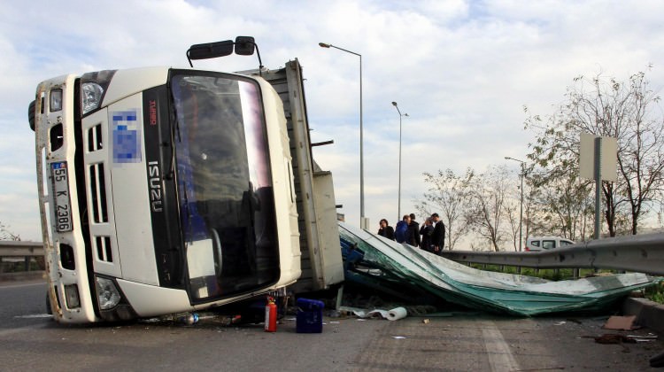 Samsun’da cam yüklü kamyon devrildi