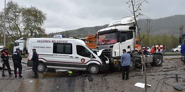 Samsun’da cenaze aracı ile TIR çarpıştı