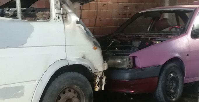 Samsun'da depoda park halinde bulunan iki araç yandı