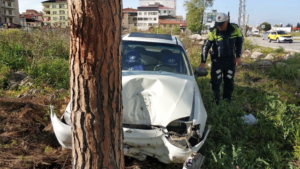 Samsun’da direksiyonu kilitlenen otomobil ağaca çarptı: 1 yaralı 