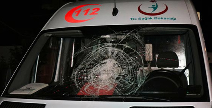 Samsun’da drift atılarak önü kesilen ambulansın bu kez de camları kırıldı