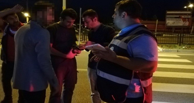 Samsun’da düğün konvoyunda havaya silahla ateş eden 3 kişi yakalandı