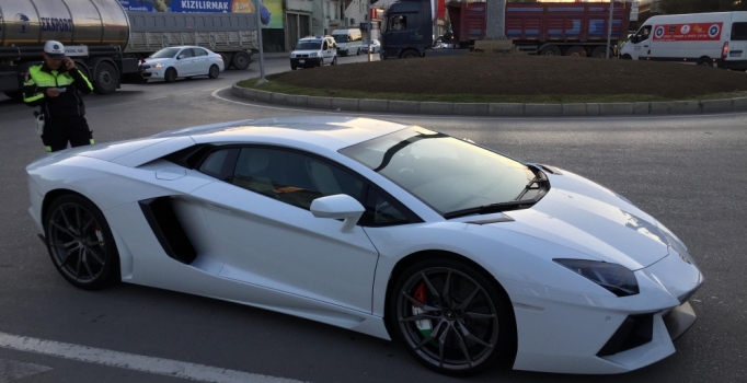 Samsun'da egzozundan yüksek ses çıkan lüks otomobili, polise şikayet ettiler