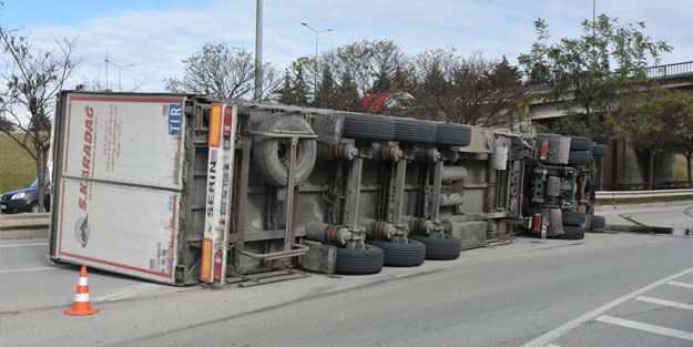 Samsun'da elma yüklü TIR devrildi