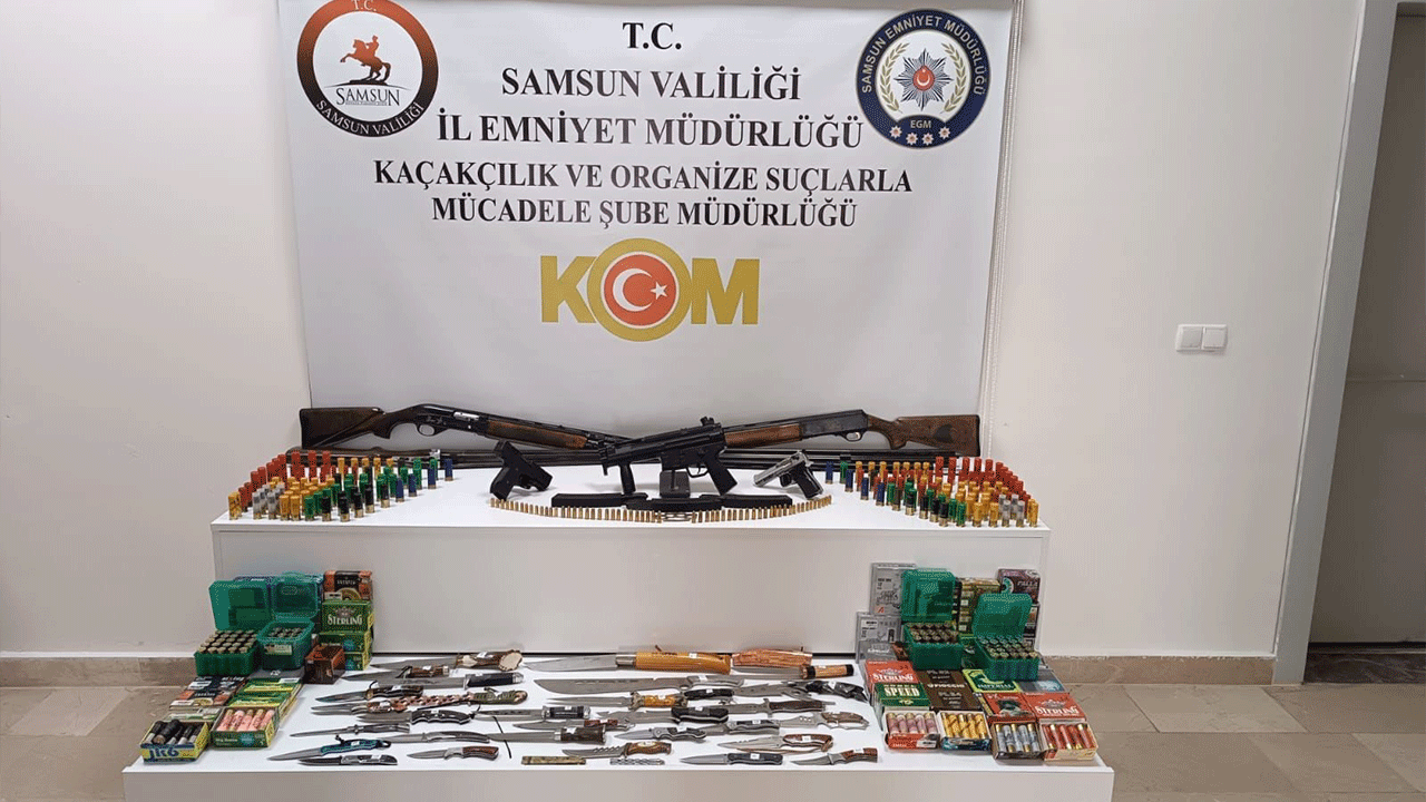 Samsun’da evde çok sayıda silah ve bıçak ele geçirildi!