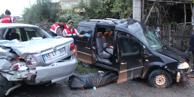 Feci kaza! Komyonet 2 araca çarptı