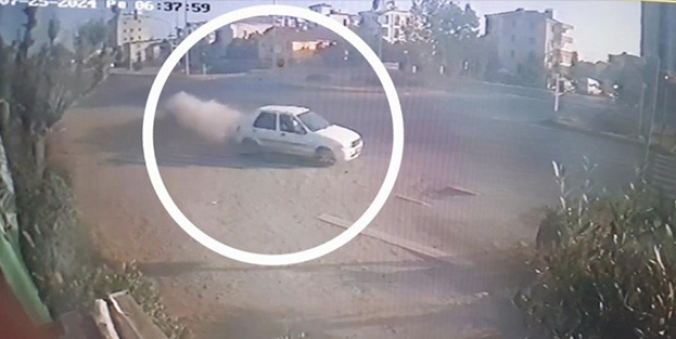 Samsun'da korkunç kaza: Araba durağa böyle daldı!