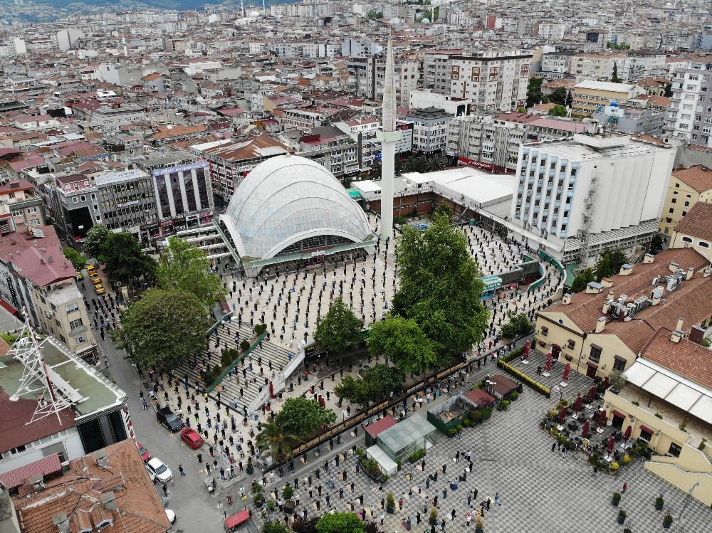 Samsun’da fiziksel mesafeli cuma namazı 