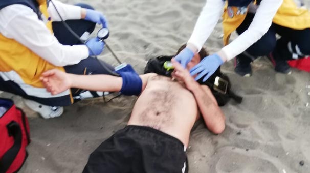 Samsun'da genç kızı kurtarmaya çalışan 2 kişi, boğulma tehlikesi geçirdi