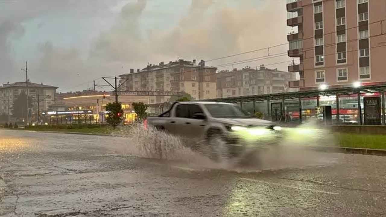 Samsun'da gök gürültülü sağanak kabusu! Bardaktan boşanırcasına yağan yağmur kenti felç etti!