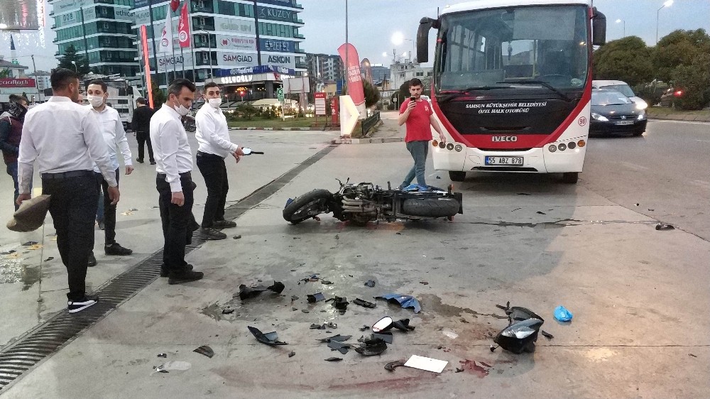 Samsun’da halk otobüsü ile çarpışan motosikletteki gençler ağır yaralandı 