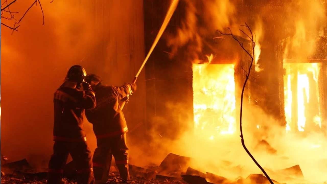 Samsun’da iki ev alevlere teslim oldu