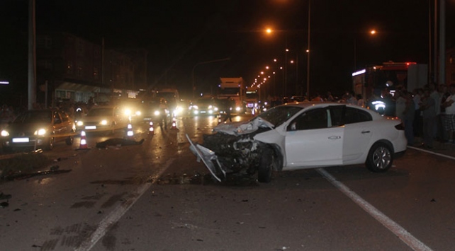 Samsun'da iki otomobil çarpıştı: 1 kişi öldü, 6 kişi yaralandı