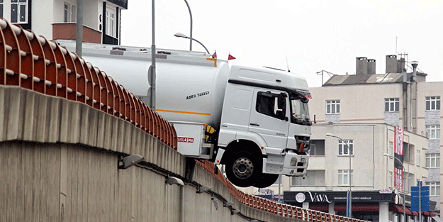 Samsun'da ilginç kaza! Asılı kaldı
