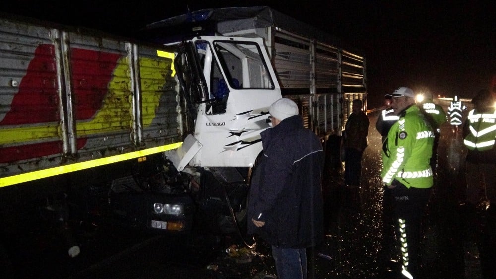 Samsun’da kamyon tıra arkadan çarptı: 2 yaralı 