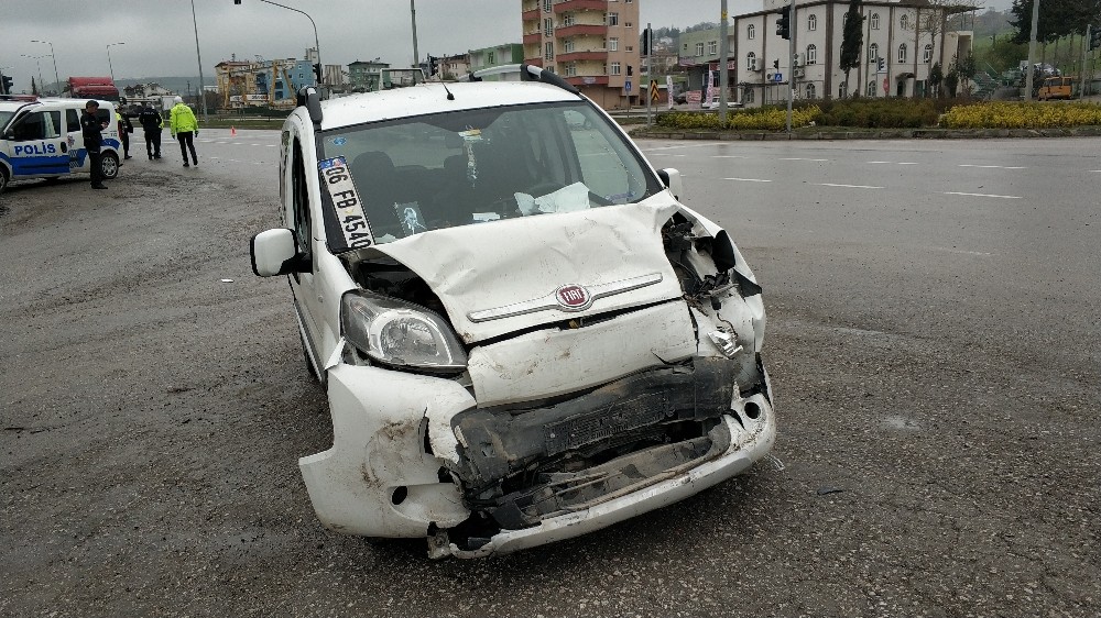 Samsun’da kamyonet otomobile arkadan çarptı: 2 yaralı 