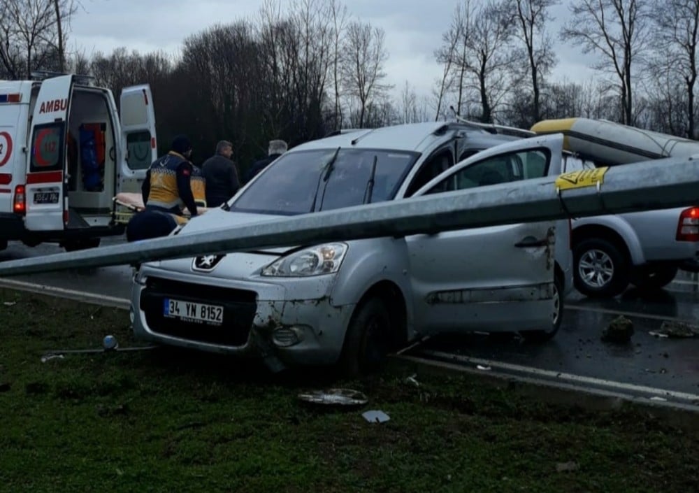 Samsun’da kapalı kasa kamyonetler çarpıştı: 4 yaralı 