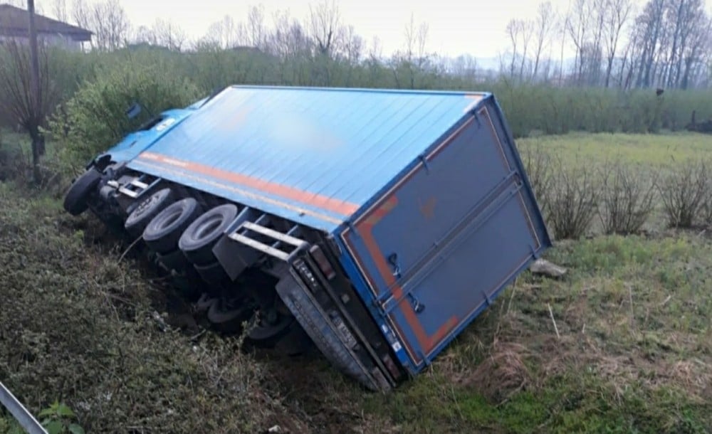 Samsun’da kargo kamyonu şarampole yuvarlandı: 1 yaralı 