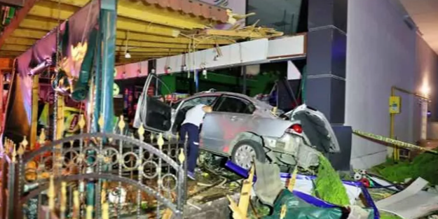Samsun'da kontrolden çıkıp şarküteriye giren otomobilde bulunan 2 kişi öldü