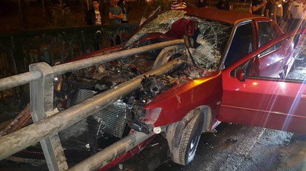 Samsun'da köprü bariyeri otomobile ok gibi saplandı