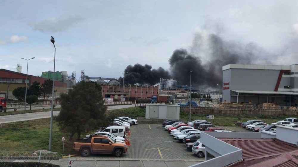 Samsun’da lastik ayakkabı fabrikasında yangın çıktı, 3 kişi hastanelik oldu 