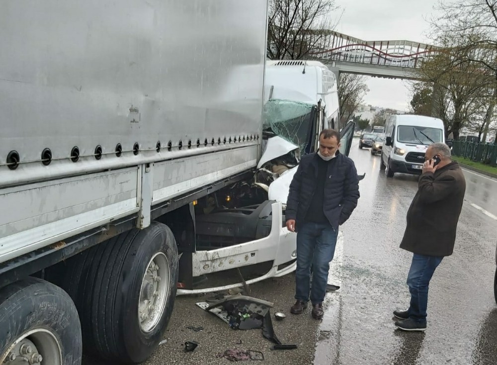 Samsun’da minibüs tıra arkadan çarptı: 3 yaralı 