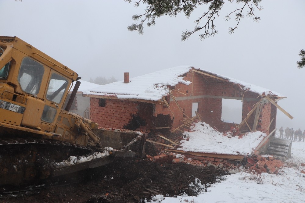 Samsun’da orman arazisindeki 26 kaçak yayla evi yıkıldı 