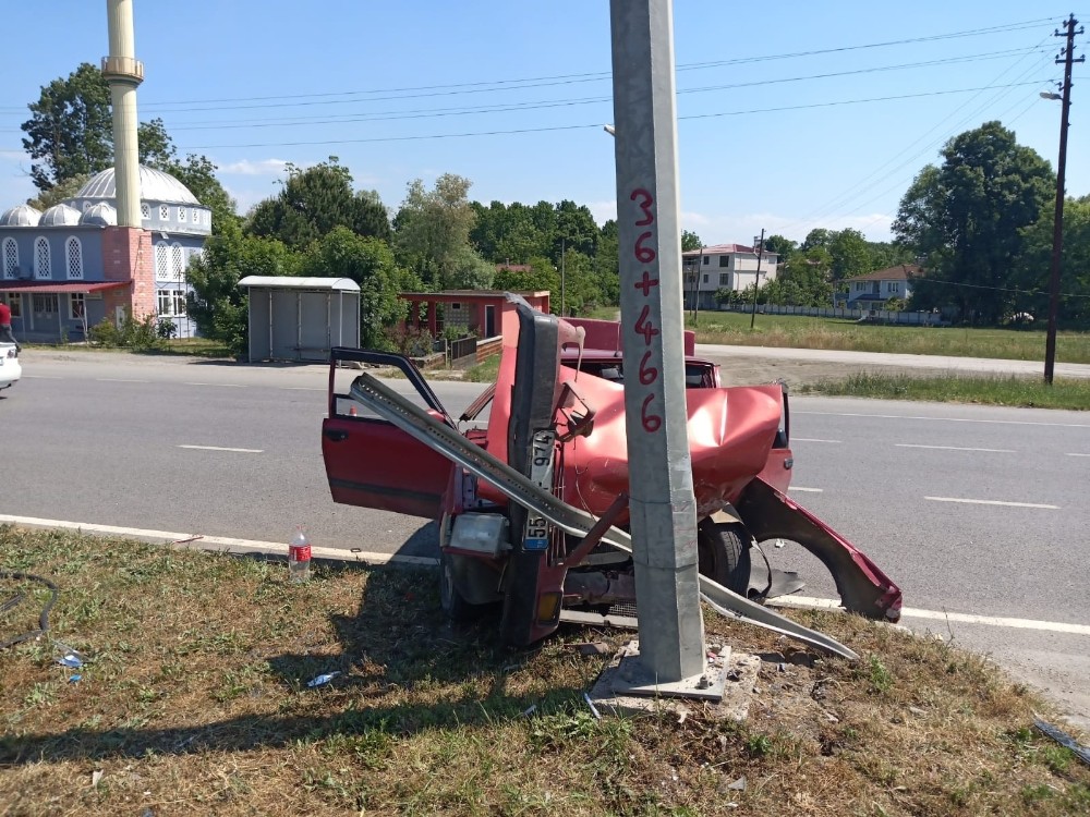 Samsun’da otomobil aydınlatma direğine çarptı: 3 yaralı 