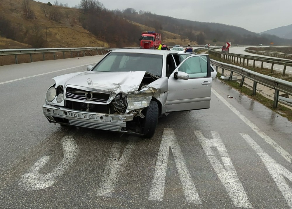 Samsun’da otomobil bariyerlere çarptı: 4 yaralı 