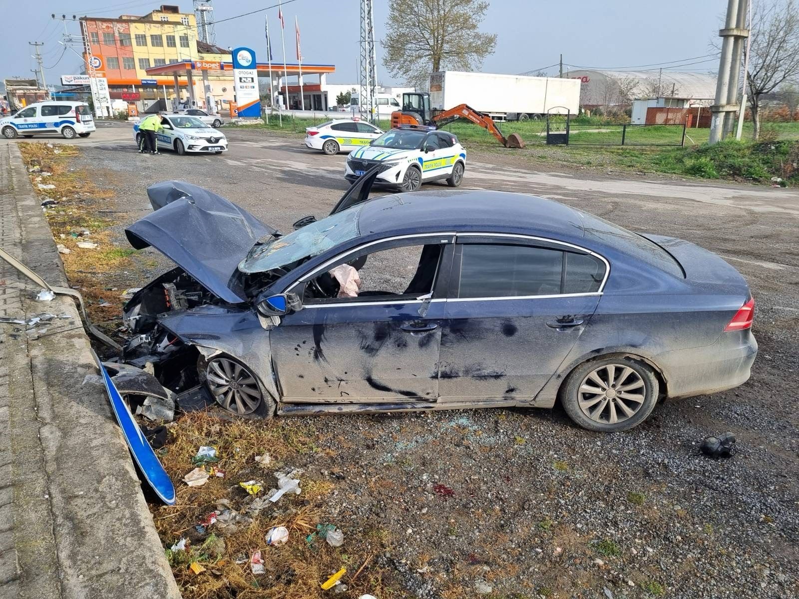 Samsun'da otomobil duvara çarptı: 2 yaralı