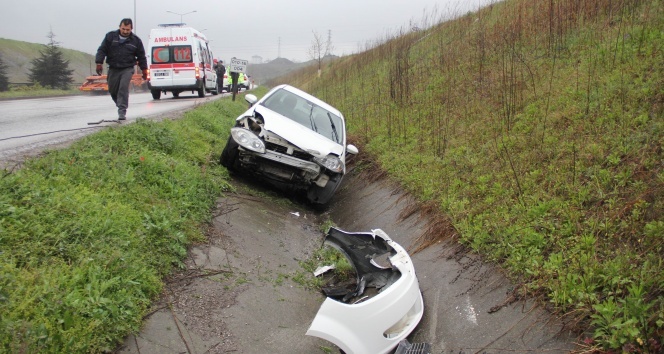Samsun'da otomobil su kanalına düştü