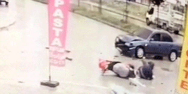 Samsun'da otomobilin 2 motosiklete çarpma anı kamerada