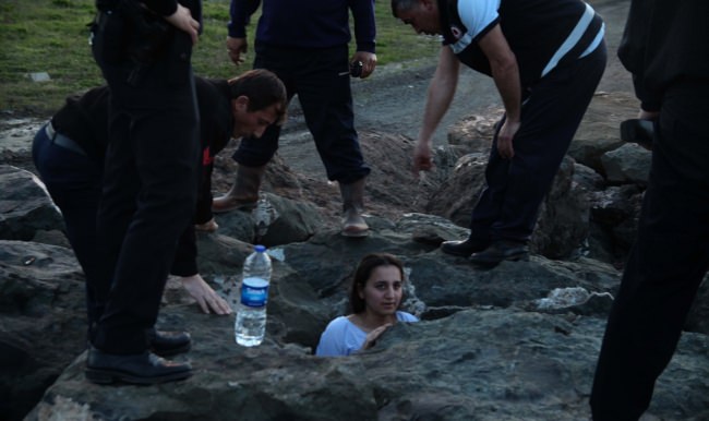 Samsun'da öz çekim yaparken kayaların arasına sıkıştı