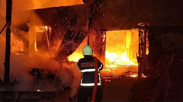 Samsun'da palet fabrikası alev alev yandı