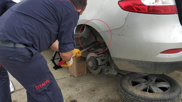 Samsun'da park halindeki otomobile giren yılan itfaiye tarafından çıkartıldı