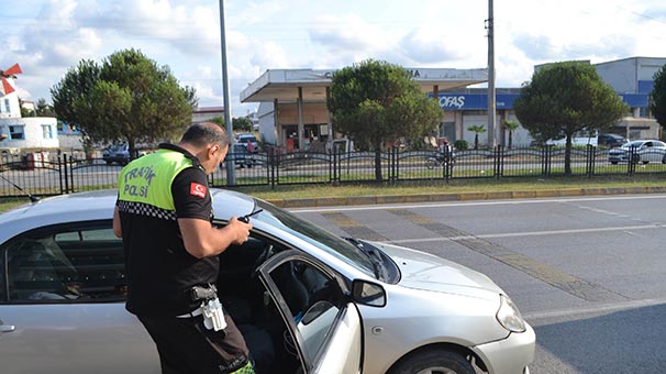 Samsun'da polisi görünce otomobili bırakıp kaçtı