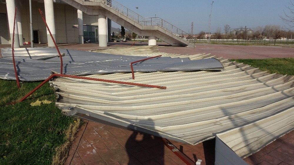 Samsun’da şiddetli rüzgar kapalı spor salonunun çatısını uçurdu 