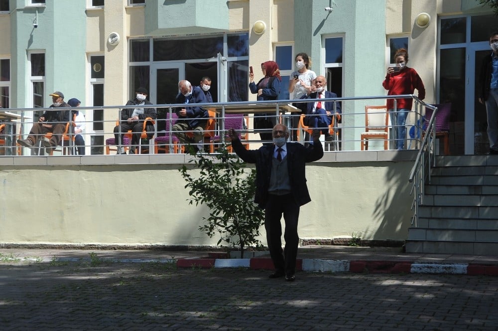 Samsun’da sokağa çıkamayan huzurevi sakinlerinin eğlence ayaklarına geldi 