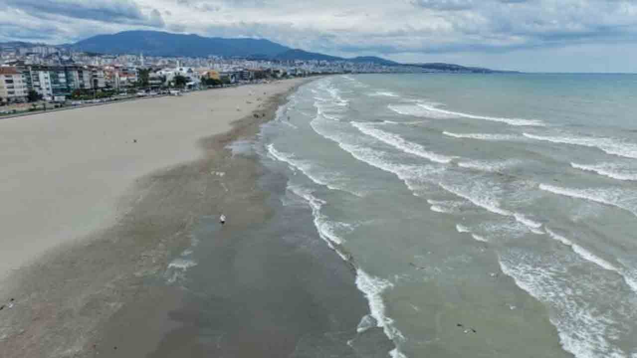 Samsun’da tehlikeli dalga alarmı: Denize girişler yasaklandı!