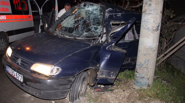 Samsun'da otomobil direğe çarptı: 1 ölü, 1 yaralı