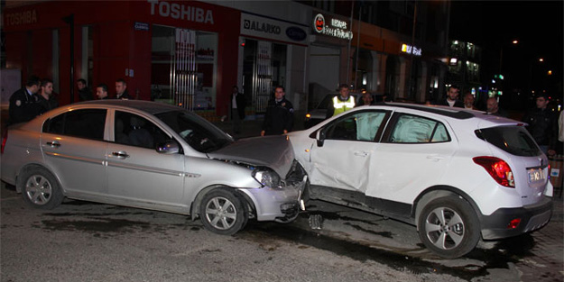 İki otomobil çarpıştı: 2 yaralı