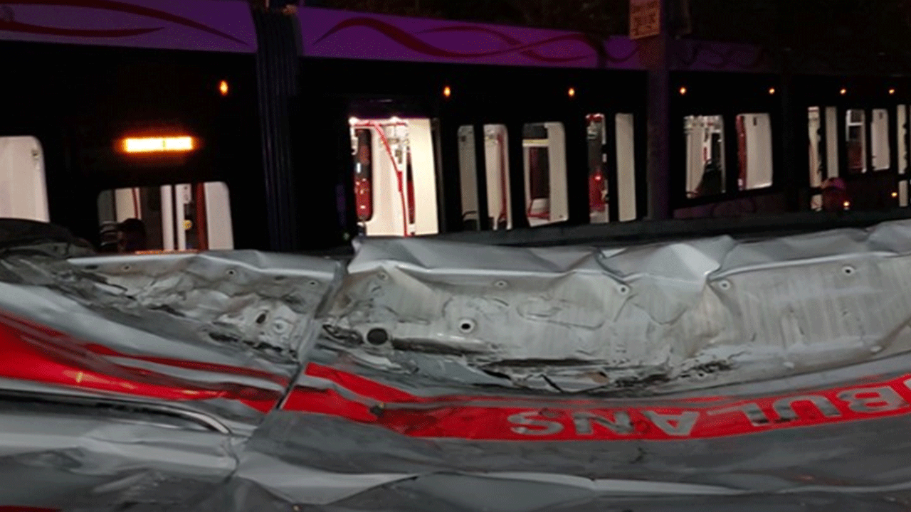 Samsun'da tramvay ile otobüs çarpıştı: 4 sağlık çalışanı yaralandı