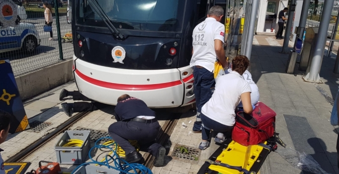 Samsun'da tramvayın altında kalan adam yaralandı