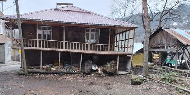 Samsun'da yamaçtan kopan kaya parçaları evlerin bahçesine düştü