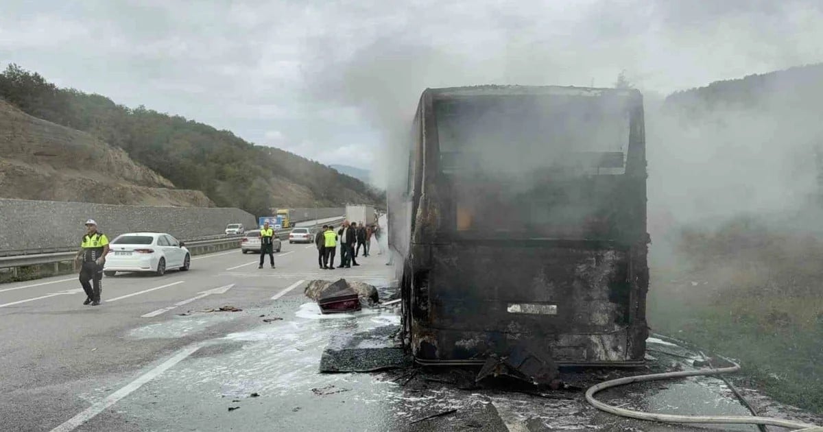 Samsun'da yanan otobüsü kenara çeken sürücü 16 kişinin tahliyesini sağladı